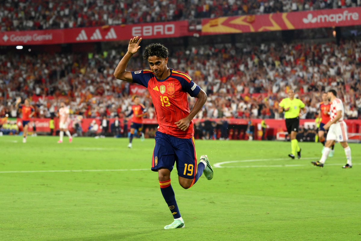 ActuFoot_'s tweet photo. PERSONNE N’ARRÊTE LAMINE YAMAL 🇪🇸 EN CE MOMENT. 🥵

⚽️🎯 vs Croatie 
⚽️ vs Angleterre 
🎯🎯 vs Séville
⚽️🎯🎯 vs Santander
⚽️⚽️ vs Levante
⚽️🎯🎯 vs Feyenoord
⚽️⚽️ vs Valence
⚽️⚽️ vs Rayo Vallecano https://t.co/45DYmCqM4O