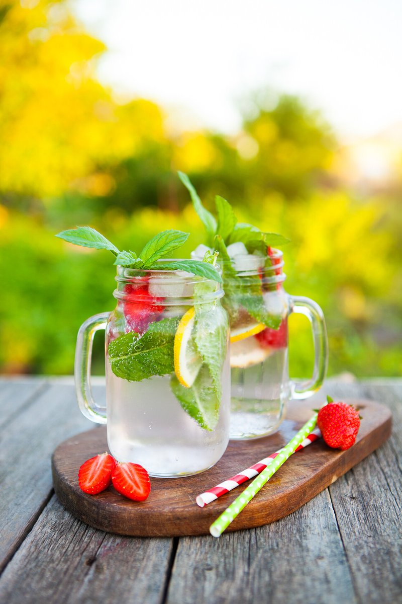 KatriceF8k's tweet photo. Tu cuerpo te lo pide! Beber 2 litros de agua al día mejora tu energía y tu piel. #Salud简单来说西班牙语的健康管理类内容，清晰传达核心健康提示， https://t.co/WQyz34uMlR