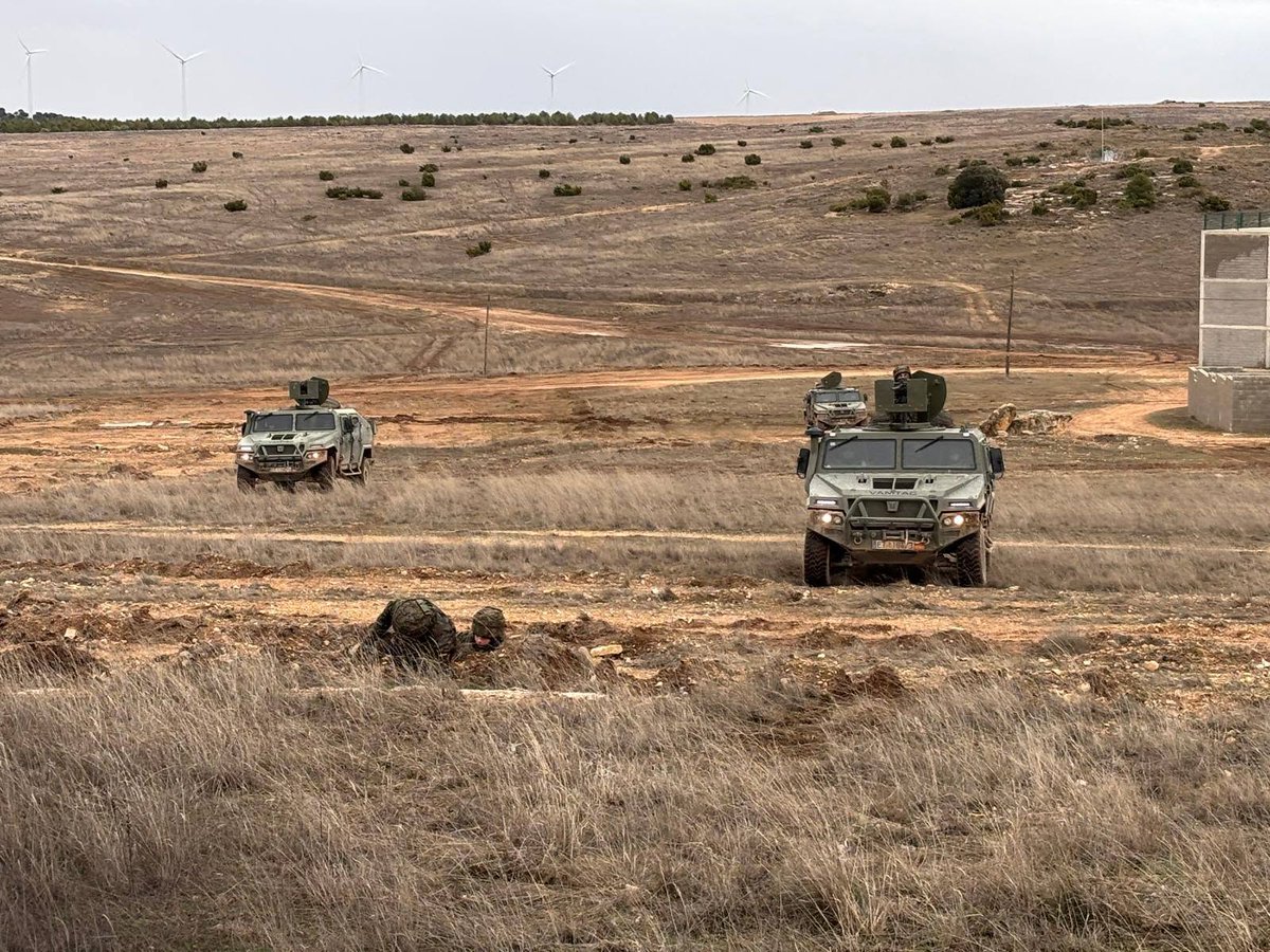 EjercitoTierra's tweet photo. 🌙 #BuenasNoches. Los campos de maniobras del #EjércitodeTierra permiten a nuestras unidades adiestrarse en escenarios exigentes y en condiciones controladas.
Sobre el terreno, nuestros militares fortalecen su resistencia, practican sus procedimientos y se preparan para afrontar las exigencias del combate.
¡ La eficacia se construye con una preparación continua, exigente y planificada!. @MADOC_ET  #SomosTuEjército 🇪🇸