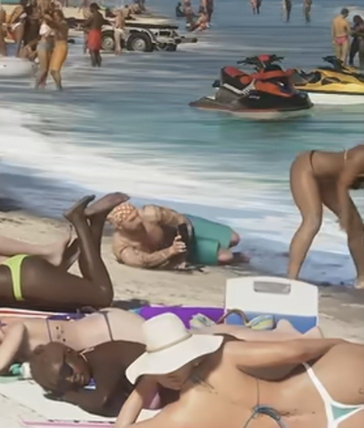 MisterEidRi's tweet photo. Alguien sabe algo más de la costumbre en Vice City de grabar anos a unos escasos centimetros?

Tan bien quedan? Molaría saber cómo se ven si lo suben a redes sociales, solo por comprobar el correcto funcionamiento de dichas mecánicas del juego.

Captura Game informer / Trailer 1 https://t.co/csohWtuIoX
