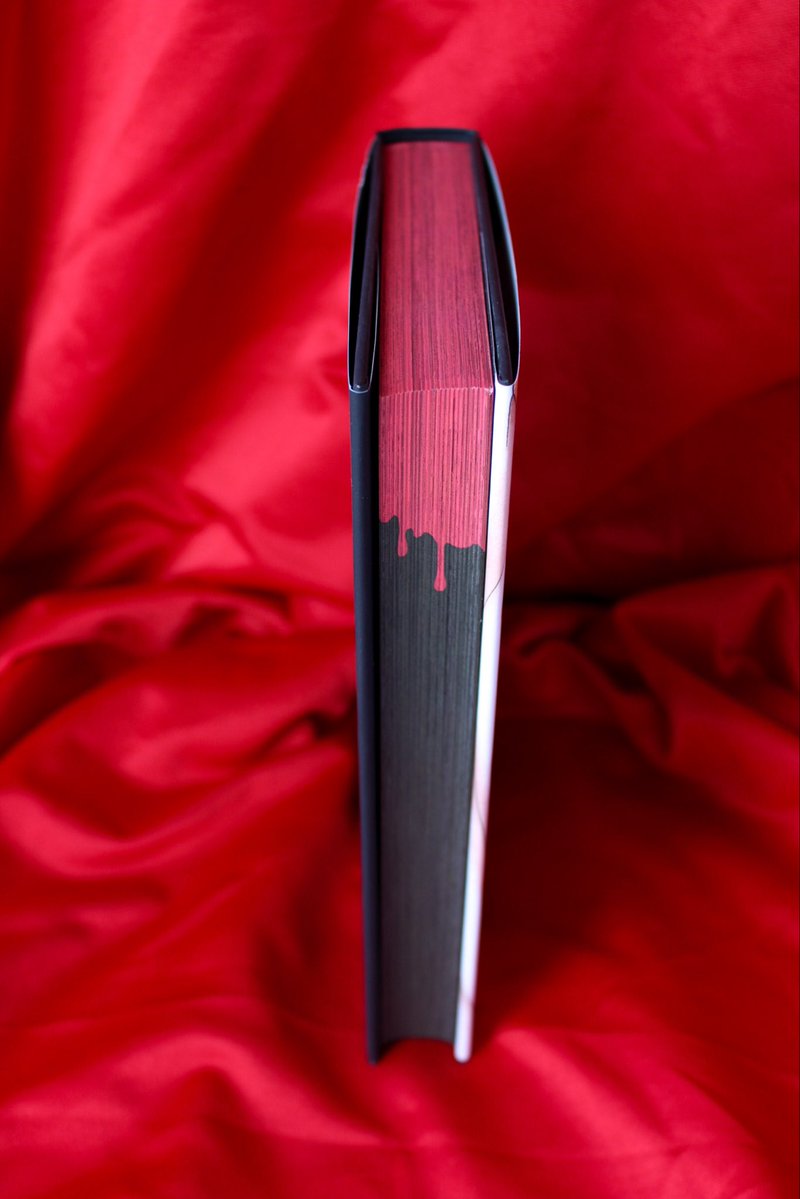 TOKYOPOP's tweet photo. Here’s your first look at Vassalord: Deluxe Edition, volume 1 🩸

The highly requested, classic action-fantasy vampire manga returns in a special, hardcover deluxe edition!
Contains the first 2 volumes of the manga!

Pre-order is now available:
https://t.co/4UseiPp2kF https://t.co/zp7zuL6xAC