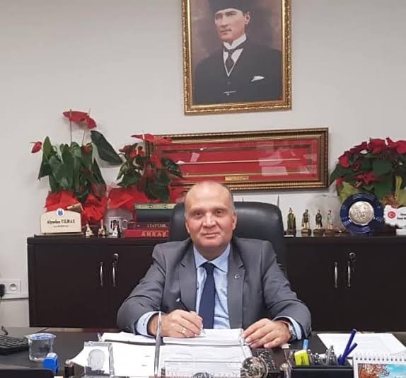 YeniUlak's tweet photo. 🗣️Alparslan Yılmaz:  

Çevremde bu fon olayı ile ilgili herkes çok tepkili ve kızgın. Lakin eleştirmek şöyle dursun, eleştirileri okurken bile korkuyorlar.  

Eleştiren yakınlarını uyarıyorlar: 

"Aman dur, bunların hışmına uğrama, şimdi sırası değil, sus." 

 İyi de...  Ben susarsam, sen susarsan, bu karanlıklar aydınlığa nasıl çıkacak?  

Korkarak adalet gelmez!  
Susa susa bu düzen değişmez.  
Haramsa haram diyeceğiz, hırsızlık varsa hırsızlık diyeceğiz. Kimse kusura bakmasın.
