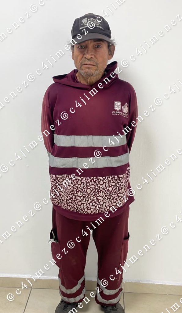 c4jimenez's tweet photo. TRABAJADOR de LIMPIA DETENIDO por BALEAR a VECINO
Raúl del Campo
Está acusado de dispararle a Edgar Ramírez. 
Junto con otros tipos, peleaban por la invasión de un predio en @A_VCarranza 
Agentes de @SSC_CDMX lo detuvieron y le quitaron esta pistola.
@FiscaliaCDMX indaga: https://t.co/Nd4Bl49Bcq