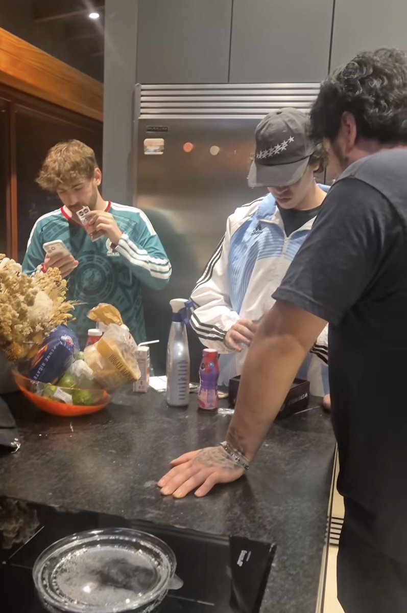 moonlitecora's tweet photo. foto de apreciación de spreen, conter y sapnap en el mismo frame porque para que se saquen una foto los 3 juntos habría que sacrificar 5 cabras https://t.co/2Z3Wf97tmc