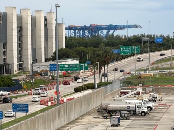 FLLFlyer's tweet photo. #WeatherAdvisoryUpdate: The flow of traffic along #FLL's entrance and exit roadways has returned to normal after earlier congestion today due to ponding water from heavy rainfall. (Photo: Airport exit at 1:45PM) https://t.co/c2ITuTAn7k