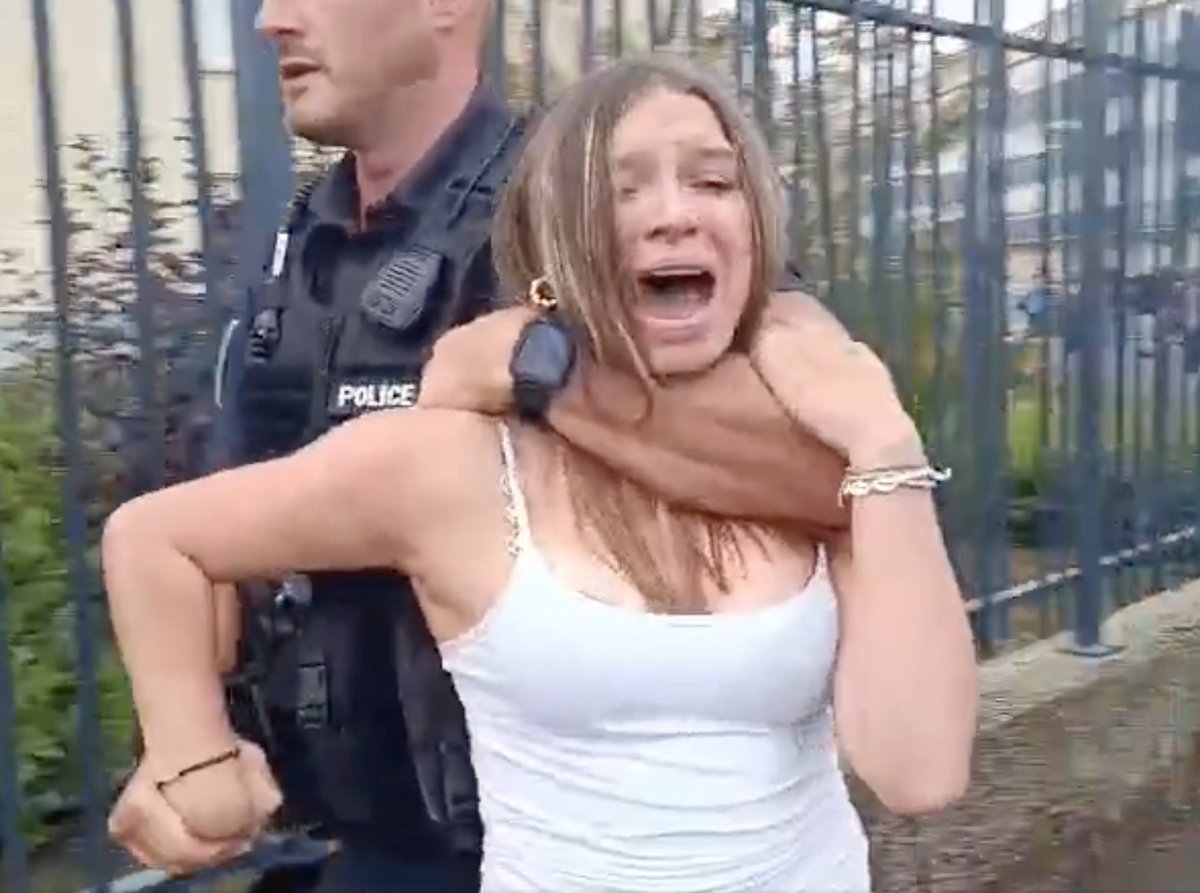 MarcAntoinePgnt's tweet photo. La police française. Sous Macron, Lecornu et Nunez en 2026. https://t.co/rsl2Tej3xU