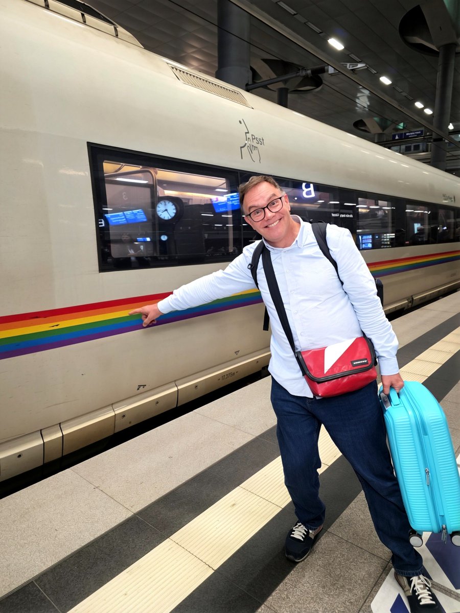 MedienfuzziShow's tweet photo. Im Rainbow-Train zum Schafott 🌈🌈🌈🌈
Georgine Kellermann hat mich angezeigt.
Ich reise standesgemäß zu meinem Prozess morgen um 11:30 - Alles darüber morgen um 16 Uhr live!!
Link im Kommentar https://t.co/LeP6gK9L22