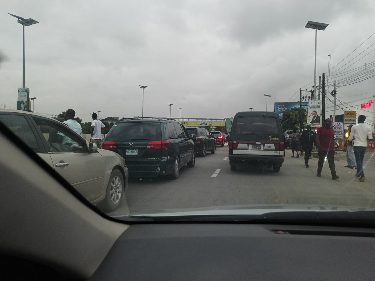 elokadaniels's tweet photo. @jidesanwoolu Your Excellency, it is in order to cordon off roads to allow the President a free ride to Ikoyi. But to block the roads way ahead of his arrival, at peak traffic hour, making Lagosians trek for miles is inhuman. Is it that his arrival time was a secret? #GoodGovernance https://t.co/2DCkBBcaaN