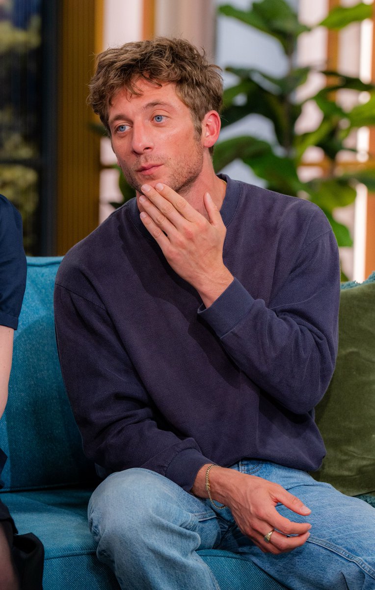 jeremyawphotos's tweet photo. Jeremy Allen White at the 'This Morning' TV show in London. https://t.co/3eP5kHG3p9