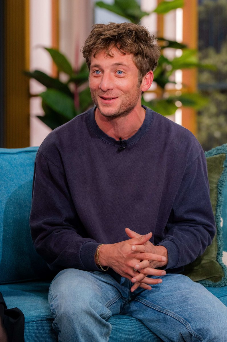 jeremyawphotos's tweet photo. Jeremy Allen White at the 'This Morning' TV show in London. https://t.co/3eP5kHG3p9