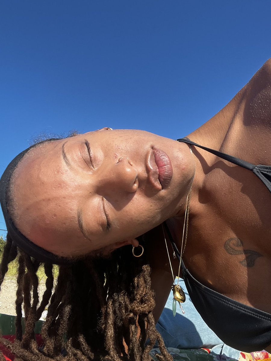mamamissthang's tweet photo. i need piggies to pay my rent so i can keep my beachside studio https://t.co/HXPsWydAHd https://t.co/tSmvrmnOJ9