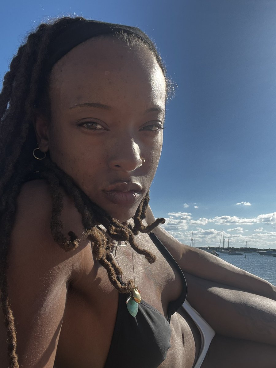 mamamissthang's tweet photo. i need piggies to pay my rent so i can keep my beachside studio https://t.co/HXPsWydAHd https://t.co/tSmvrmnOJ9