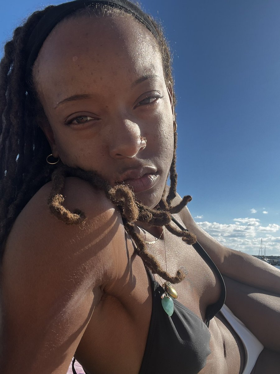 mamamissthang's tweet photo. i need piggies to pay my rent so i can keep my beachside studio https://t.co/HXPsWydAHd https://t.co/tSmvrmnOJ9