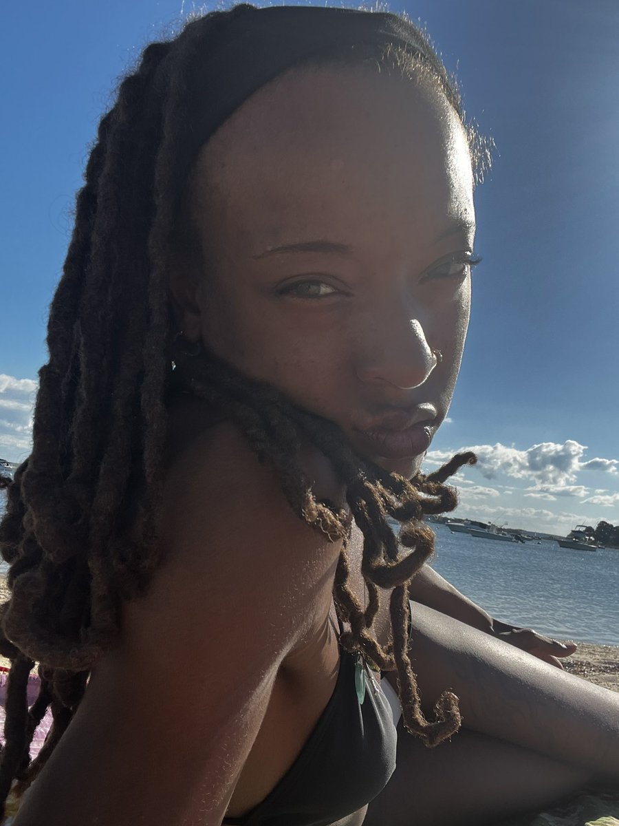 mamamissthang's tweet photo. i need piggies to pay my rent so i can keep my beachside studio https://t.co/HXPsWydAHd https://t.co/tSmvrmnOJ9