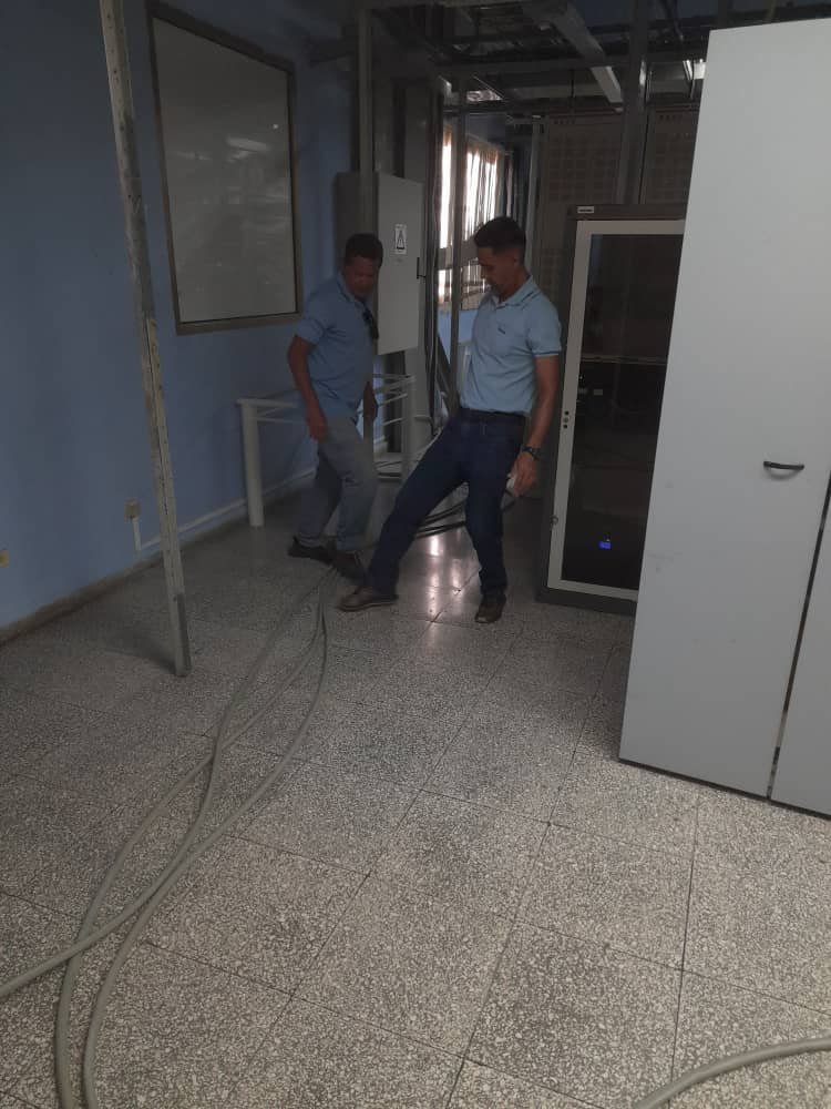 elizalarc88's tweet photo. 📡💙 El equipo de la planta interior del Centro de Telecomunicaciones #Bayamo ya trabaja en la ampliación del servicio #NautaHogar.
Más hogares conectados, más futuro digital para nuestra comunidad. 🌐✨ @FonsecaOsmely @ETECSAGranma @damaelena74 @BayamoComercial https://t.co/x7Rcy5aG2a