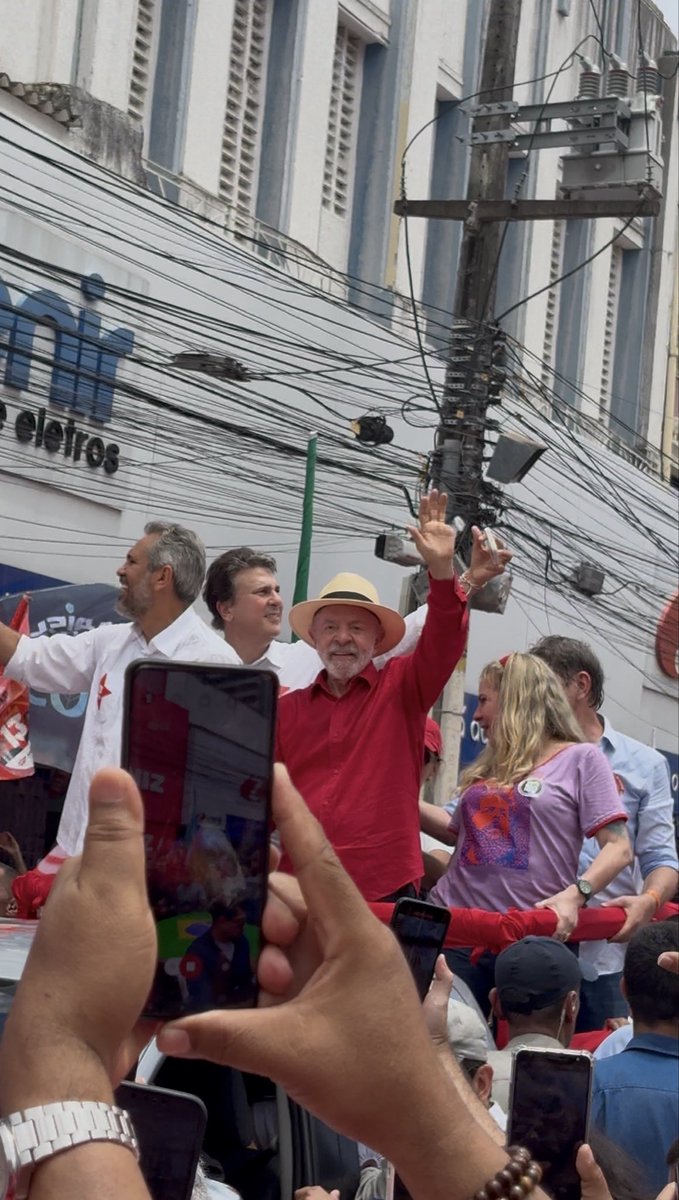 aguadeluaa's tweet photo. botaram na minha tl que ele tava com a bandeira do Fortaleza e eu n vi isso https://t.co/0KEbg0UgVy