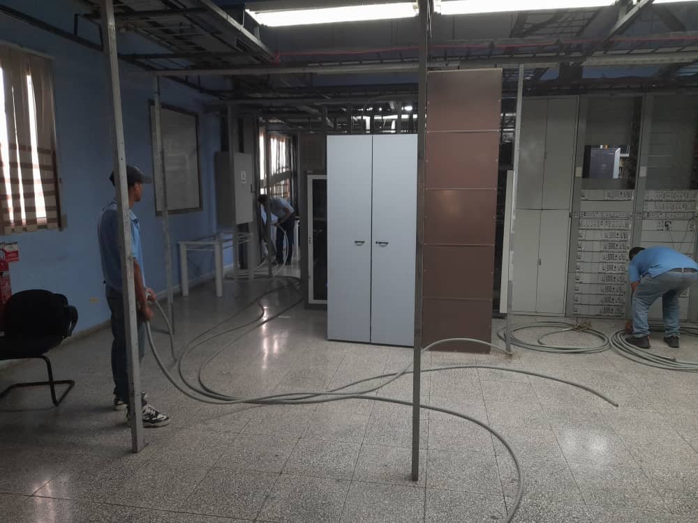 elizalarc88's tweet photo. 📡💙 El equipo de la planta interior del Centro de Telecomunicaciones #Bayamo ya trabaja en la ampliación del servicio #NautaHogar.
Más hogares conectados, más futuro digital para nuestra comunidad. 🌐✨ @FonsecaOsmely @ETECSAGranma @damaelena74 @BayamoComercial https://t.co/x7Rcy5aG2a