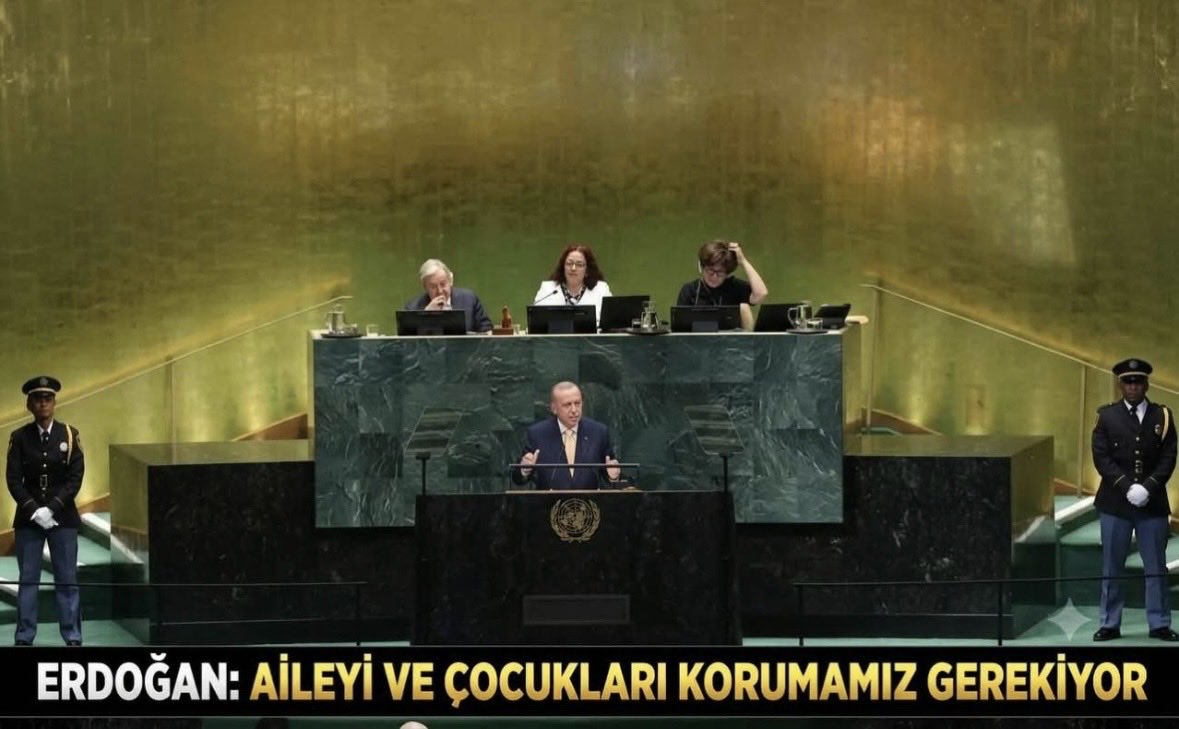 cananayylldz's tweet photo. Sayın @Yusuf__Tekin; Aile Yılı'nda aile kurumunun korunması hedefine, ailesinden ayrı kalan öğretmenlerin durumu #ProtokoleVARöğretmeneYOK da dahil edilmelidir. Kabul edilmiş mazeretlerimizin çözülmesini rica ediyoruz . @RTErdogan @oktay_saral @_cevdetyilmaz @hasandogan @omurfatih ❤️