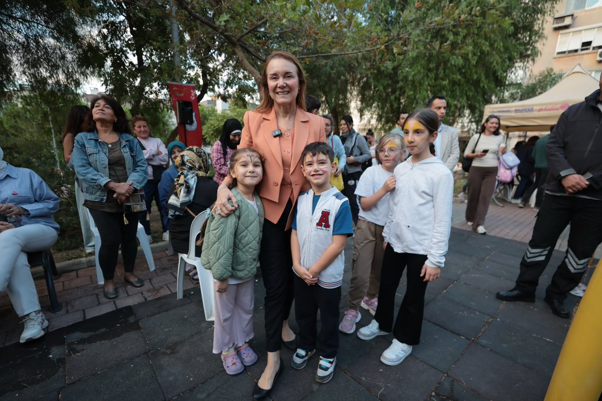 nilufercmutlu's tweet photo. Barbaros Mahallesi, çocuklarımızın kahkahalarıyla, komşularımızın güler yüzüyle renklendi!🎊

Adile Naşit Parkı’nda kurduğumuz Mutlu Çocuklar Sokağı’nda miniklerimizin oyunlarına ve gülüşlerine ortak olduk, mahalle sakinlerimizle yan yana harika bir gün geçirdik.

Etkinliğimizin ardından Muhtarımız Gülenay Suna ile Zeki Müren Parkı’nı gezdik. Parkın eksiklerini yerinde görüp notlarımızı aldık, bakıma hemen başlıyoruz.

Haftaya Mutlu Çocuklar Sokağı’nın son durağı Mersinli Mahallesi! Tüm çocuklarımızı ve ailelerimizi bu coşkuya ortak olmaya bekliyoruz.🥰