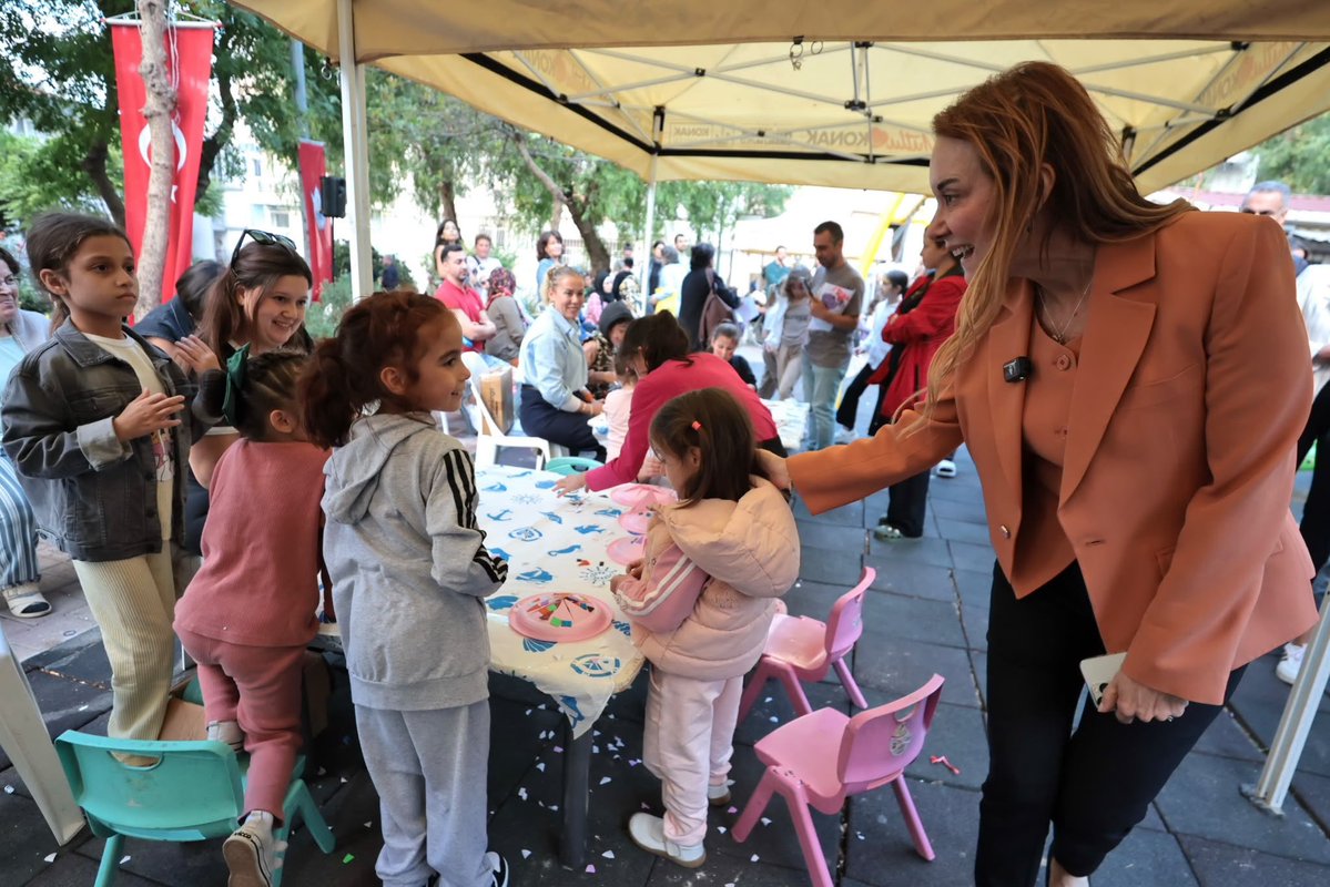 nilufercmutlu's tweet photo. Barbaros Mahallesi, çocuklarımızın kahkahalarıyla, komşularımızın güler yüzüyle renklendi!🎊

Adile Naşit Parkı’nda kurduğumuz Mutlu Çocuklar Sokağı’nda miniklerimizin oyunlarına ve gülüşlerine ortak olduk, mahalle sakinlerimizle yan yana harika bir gün geçirdik.

Etkinliğimizin ardından Muhtarımız Gülenay Suna ile Zeki Müren Parkı’nı gezdik. Parkın eksiklerini yerinde görüp notlarımızı aldık, bakıma hemen başlıyoruz.

Haftaya Mutlu Çocuklar Sokağı’nın son durağı Mersinli Mahallesi! Tüm çocuklarımızı ve ailelerimizi bu coşkuya ortak olmaya bekliyoruz.🥰