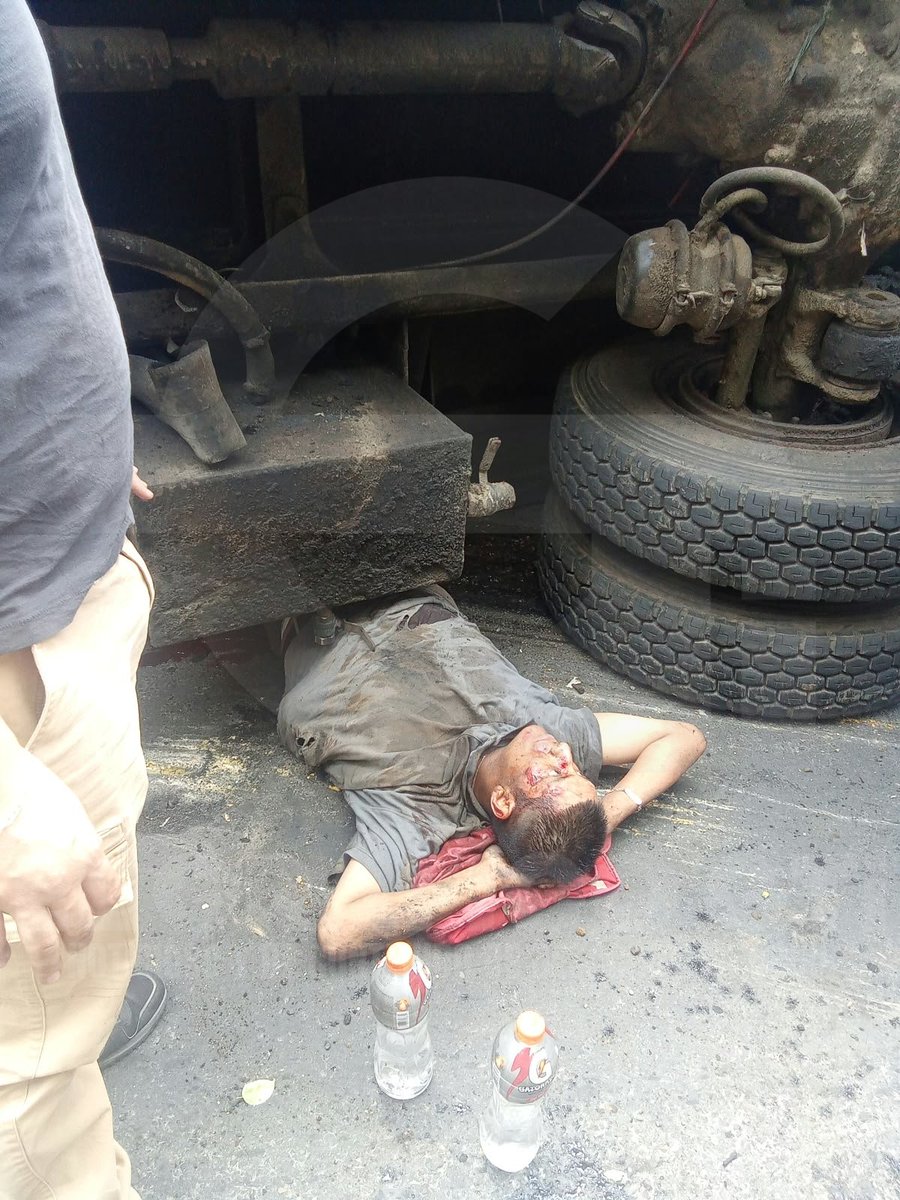 ElGraficoGT's tweet photo. URGENTE: 

Ahora, frente a Sancris Moll boulevard zona 8 de Mixco, camión recolector de basura genera accidente de tránsito, Bomberos Voluntarios cubren la emergencia 

#ElGráficoGT #TransitoGt #transitomixco https://t.co/CRFBE3Xtfi
