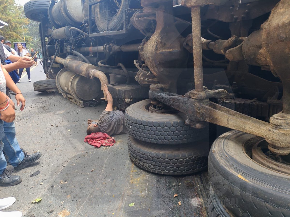 ElGraficoGT's tweet photo. URGENTE: 

Ahora, frente a Sancris Moll boulevard zona 8 de Mixco, camión recolector de basura genera accidente de tránsito, Bomberos Voluntarios cubren la emergencia 

#ElGráficoGT #TransitoGt #transitomixco https://t.co/CRFBE3Xtfi
