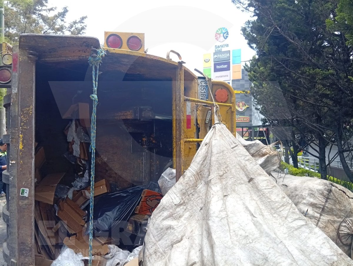 ElGraficoGT's tweet photo. URGENTE: 

Ahora, frente a Sancris Moll boulevard zona 8 de Mixco, camión recolector de basura genera accidente de tránsito, Bomberos Voluntarios cubren la emergencia 

#ElGráficoGT #TransitoGt #transitomixco https://t.co/CRFBE3Xtfi
