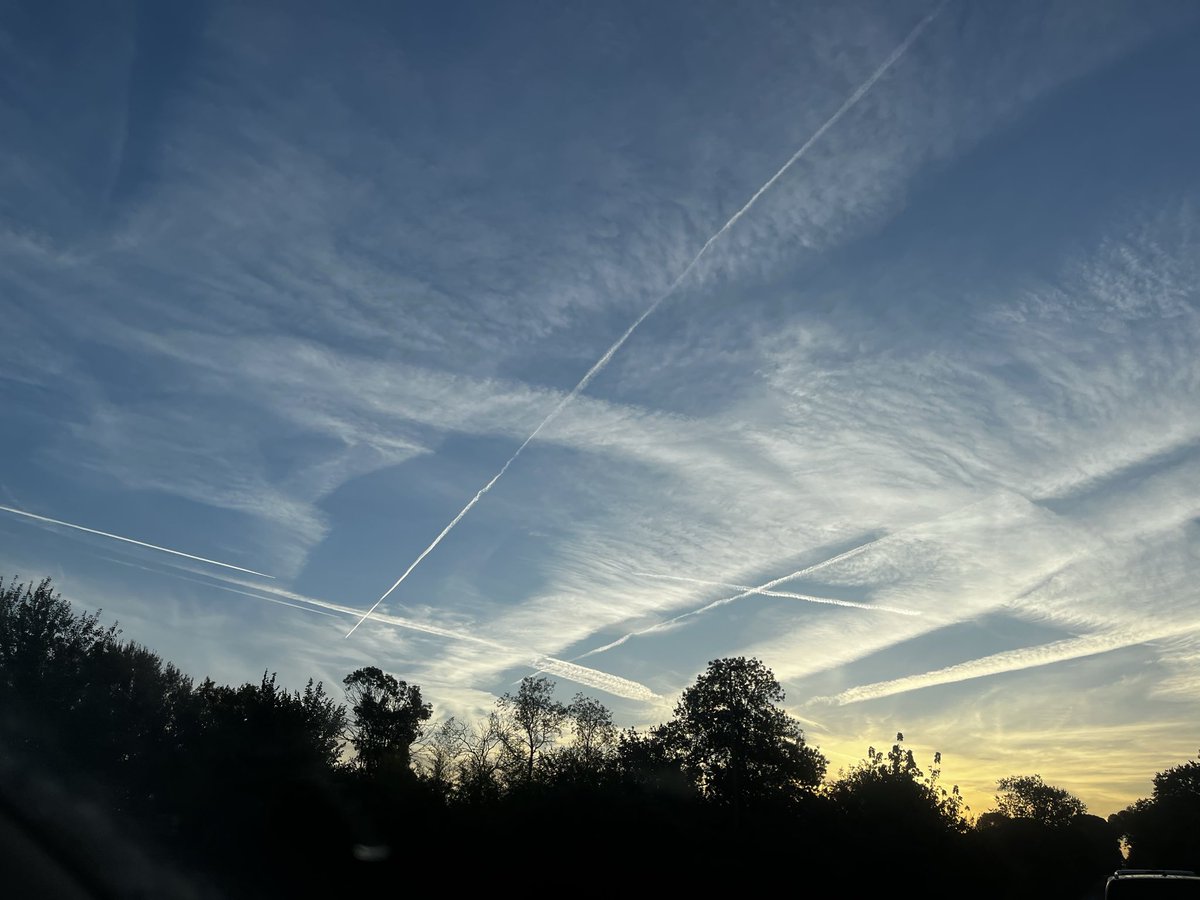 Henrypatri58655's tweet photo. @amanda_npo @JeromeBoirard Ici la France 🇫🇷 en région du Var.
La géoingénérie s’acharne depuis deux jours.
#jeneveuxpasrespirercettemerde https://t.co/ub4vBgJ7We