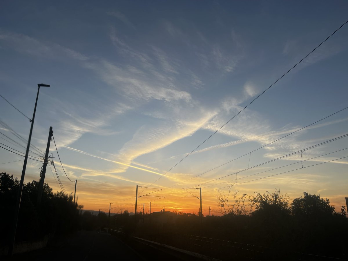 Henrypatri58655's tweet photo. @amanda_npo @JeromeBoirard Ici la France 🇫🇷 en région du Var.
La géoingénérie s’acharne depuis deux jours.
#jeneveuxpasrespirercettemerde https://t.co/ub4vBgJ7We