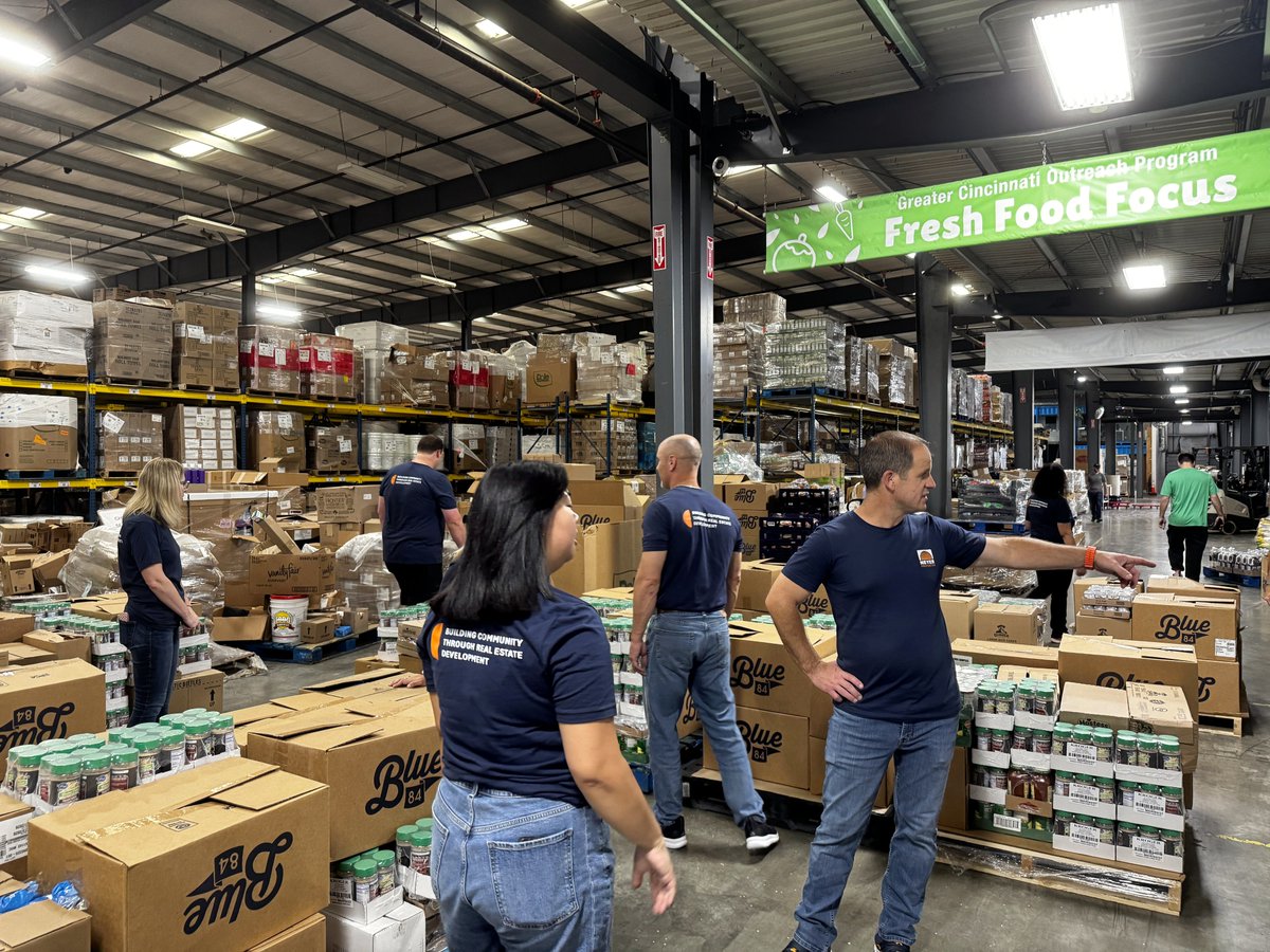 NeyerProperties's tweet photo. The Neyer Properties team recently spent a day serving at @M25M_org! 💙 We packed pallets for local pantries, sorted clothing for medical professionals, &amp; organized crates for their crew. Thanks for having us and for everything you do for people in need, in Cincinnati and beyond! https://t.co/bndazzvp4K