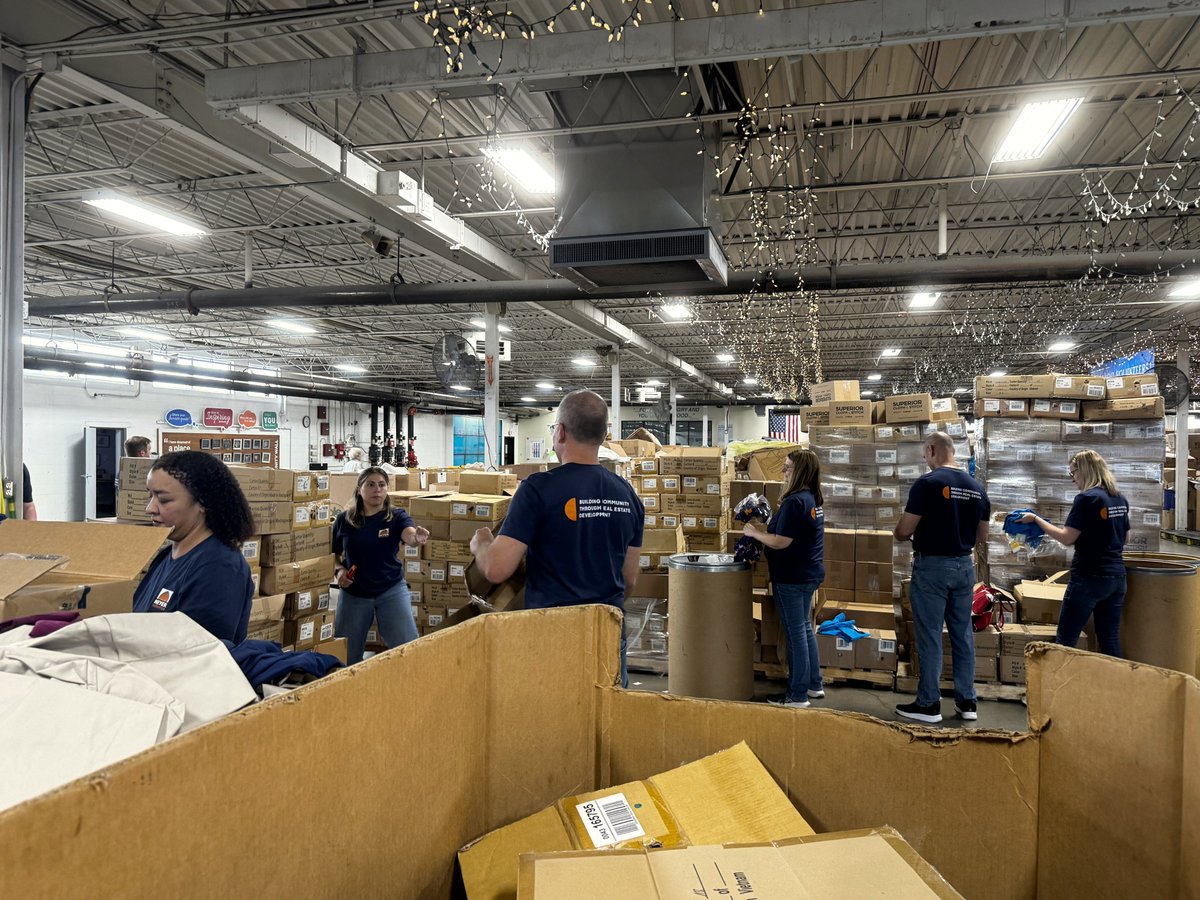 NeyerProperties's tweet photo. The Neyer Properties team recently spent a day serving at @M25M_org! 💙 We packed pallets for local pantries, sorted clothing for medical professionals, &amp; organized crates for their crew. Thanks for having us and for everything you do for people in need, in Cincinnati and beyond! https://t.co/bndazzvp4K