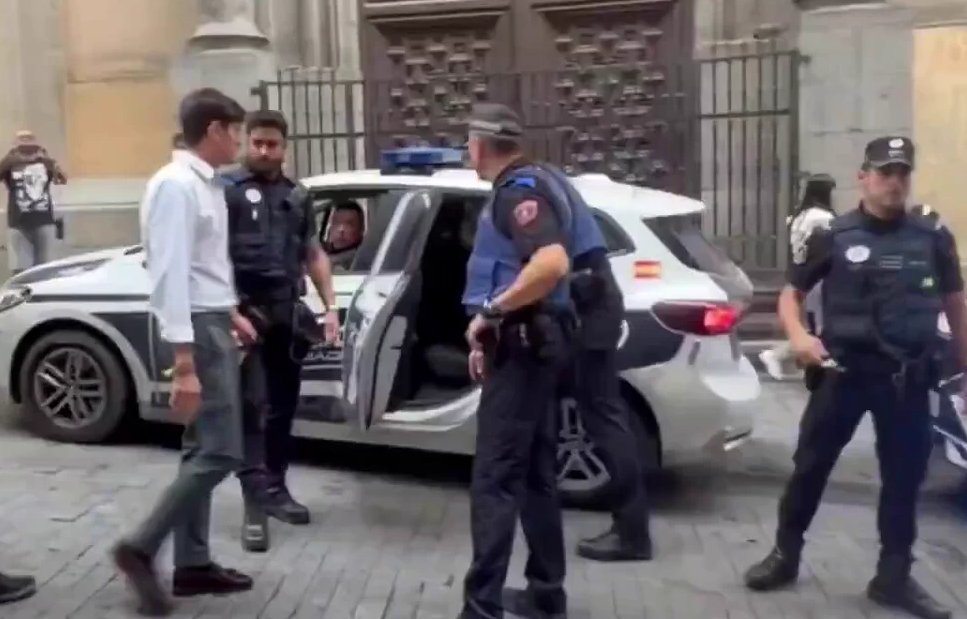 Emilio_Silva_'s tweet photo. ¿Alguien me puede decir a qué número tengo que llamar para pedir un coche de la policía municipal que me lleve al teatro? https://t.co/3nCAASQutJ
