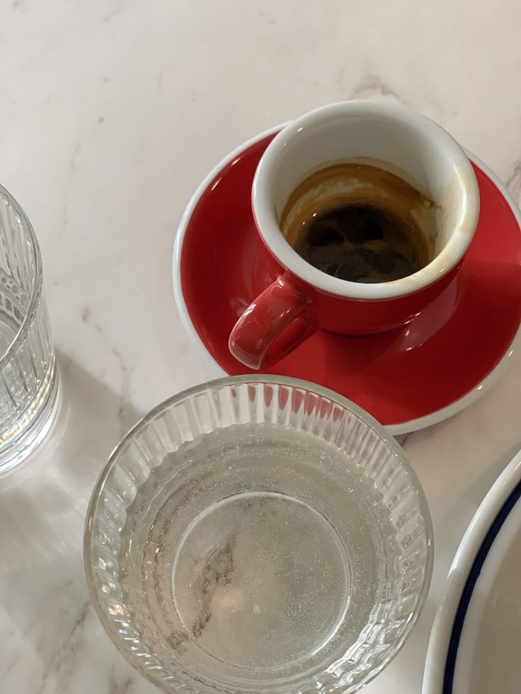 calmgloww's tweet photo. a quiet coffee break. https://t.co/6lyw4nBA2J