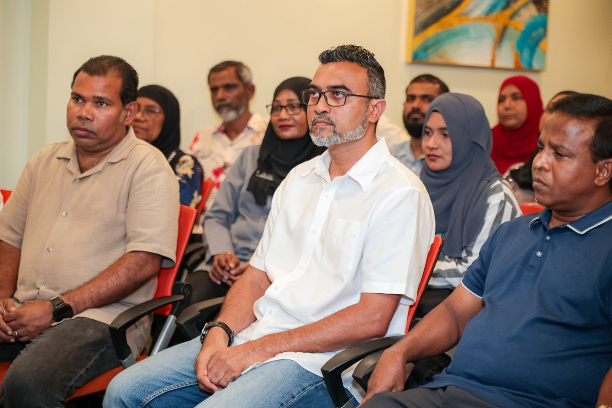 Muraidhooge's tweet photo. Dhivehin ge ummeedhu thakah mi adhu mi vanee kolhufain jahaafa iraadha kureh viyaam alhugandu thibey fuluhunge ummeedhu thakuga kula jassaa dheynan. @abdulla_shahid @aabaareh #FudhutheriDivehiRaajje https://t.co/bf9NqugIoB