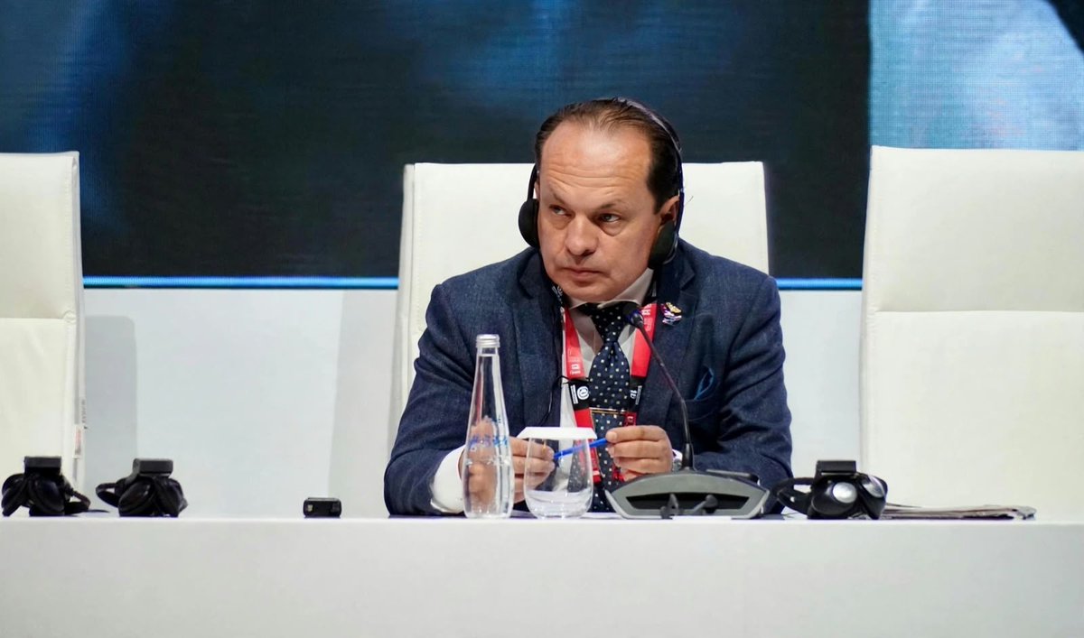 DefPublicaEC's tweet photo. En el panel “Los Pueblos Indígenas y el Proceso Penal: Justicia Intercultural, Garantías de Derechos Humanos y el Rol de la Defensa Pública”, realizado durante el 15.º Congreso de las Naciones Unidas sobre Prevención del Delito y Justicia Penal, el Defensor Público General, Ricardo Morales Vela, destacó que la Constitución del Ecuador reconoce al país como un Estado intercultural y plurinacional, así como el ejercicio de la jurisdicción indígena conforme a las tradiciones ancestrales, la Constitución y los derechos humanos.

Enfatizó que, en este contexto, la defensa pública desempeña un papel fundamental para determinar, desde el inicio de un proceso, cuál es la jurisdicción competente y garantizar el respeto al pluralismo jurídico, promoviendo la coordinación entre la justicia ordinaria y la justicia indígena cuando corresponda.

Ricardo Morales Vela puntualizó que, cuando un caso debe ser conocido por la jurisdicción ordinaria, la defensa debe asegurar un debido proceso con enfoque intercultural, garantizando que la persona comprenda el procedimiento, pueda comunicarse eficazmente con su defensa y ejerza sus derechos en condiciones de igualdad.

En ese sentido, el Defensor Público General planteó fortalecer la cooperación regional mediante la elaboración de una guía de actuación para la defensa pública, el intercambio de buenas prácticas y la construcción de una matriz comparada de jurisprudencia y normativa que contribuya a una justicia más inclusiva y respetuosa de la diversidad cultural.
