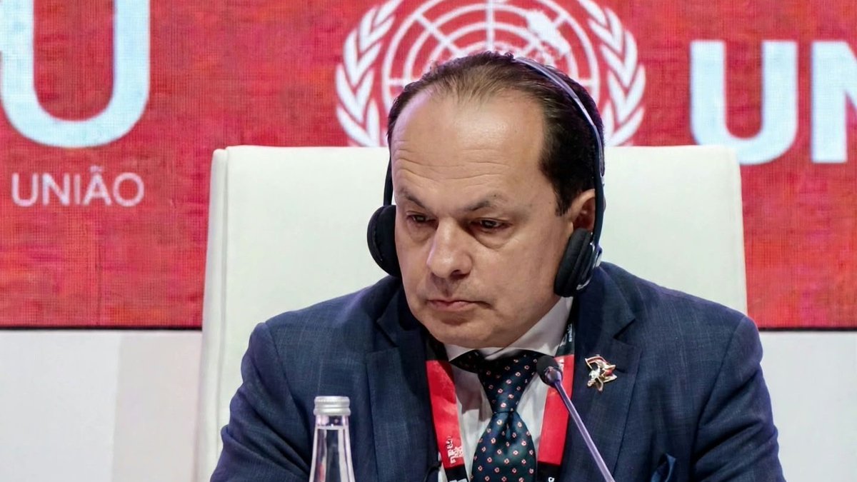 DefPublicaEC's tweet photo. En el panel “Los Pueblos Indígenas y el Proceso Penal: Justicia Intercultural, Garantías de Derechos Humanos y el Rol de la Defensa Pública”, realizado durante el 15.º Congreso de las Naciones Unidas sobre Prevención del Delito y Justicia Penal, el Defensor Público General, Ricardo Morales Vela, destacó que la Constitución del Ecuador reconoce al país como un Estado intercultural y plurinacional, así como el ejercicio de la jurisdicción indígena conforme a las tradiciones ancestrales, la Constitución y los derechos humanos.

Enfatizó que, en este contexto, la defensa pública desempeña un papel fundamental para determinar, desde el inicio de un proceso, cuál es la jurisdicción competente y garantizar el respeto al pluralismo jurídico, promoviendo la coordinación entre la justicia ordinaria y la justicia indígena cuando corresponda.

Ricardo Morales Vela puntualizó que, cuando un caso debe ser conocido por la jurisdicción ordinaria, la defensa debe asegurar un debido proceso con enfoque intercultural, garantizando que la persona comprenda el procedimiento, pueda comunicarse eficazmente con su defensa y ejerza sus derechos en condiciones de igualdad.

En ese sentido, el Defensor Público General planteó fortalecer la cooperación regional mediante la elaboración de una guía de actuación para la defensa pública, el intercambio de buenas prácticas y la construcción de una matriz comparada de jurisprudencia y normativa que contribuya a una justicia más inclusiva y respetuosa de la diversidad cultural.