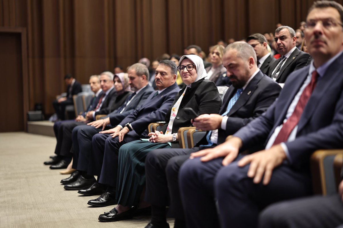 belginuygur10's tweet photo. 📍AK Parti Konferans Salonu 

“Millete, ümmete ve insanlığa hizmet davamızla aramıza kimse giremez, giremedi, bundan sonra da giremeyecek.”
@RTErdogan

Genel Başkanımız ve Cumhurbaşkanımız Sayın @RTErdogan’ın teşrifleriyle 182. Genişletilmiş İl Başkanları Toplantımızı gerçekleştirdik. 

Toplantımızda AK Parti ailemize katılan Marmara Adalar Belediye Başkanımız Aydın Dinçer’i tebrik ediyor, toplantımızın hayırlara vesile olmasını diliyorum.