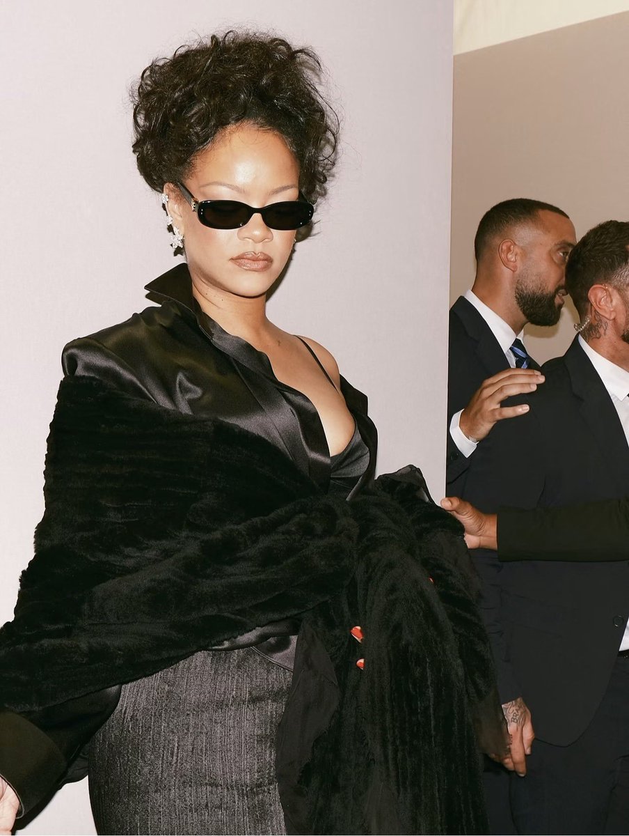 ThePopRadar_'s tweet photo. Rihanna in all black with the shades and the attitude. nobody does effortless cool like her.

#Rihanna #RiRi #FashionIcon #StreetStyle https://t.co/b0V5jyDOo5