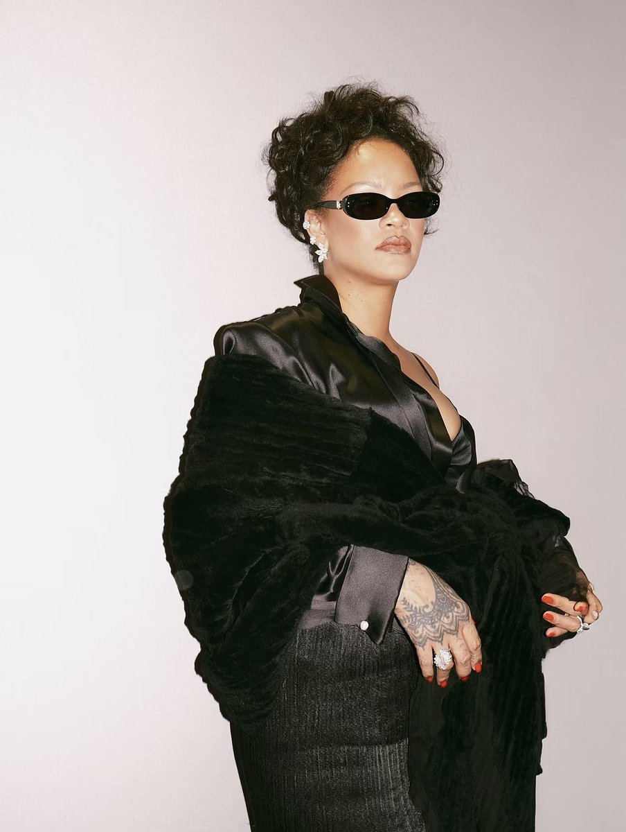 ThePopRadar_'s tweet photo. Rihanna in all black with the shades and the attitude. nobody does effortless cool like her.

#Rihanna #RiRi #FashionIcon #StreetStyle https://t.co/b0V5jyDOo5