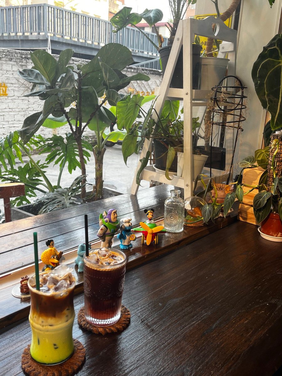 SolangeScoppuk's tweet photo. Random street snap: a sun-drenched corner café with locals chatting over coffee, urban vibes hitting different on a lazy afternoon. https://t.co/FBFDuGPIxN