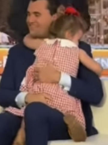 chelle_talky's tweet photo. Is anyone else starting to think we are getting played about their daughter? How has no one gotten a picture of her face? Not everyone is on their payroll, or are they?

How is she wearing the same dress?

The psychology of red & white gingham evokes charm, innocence, nostalgia and Americana. 

Weird.