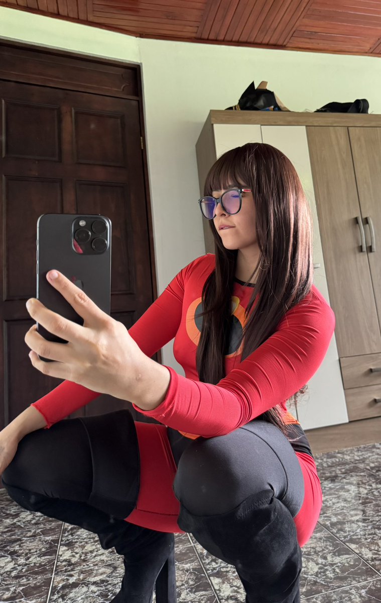 Blu3sagee's tweet photo. If you guess who I am, I'll give you a kiss
#cosplayㅤㅤㅤㅤㅤㅤㅤ #elastigir https://t.co/RgdPea8iAx