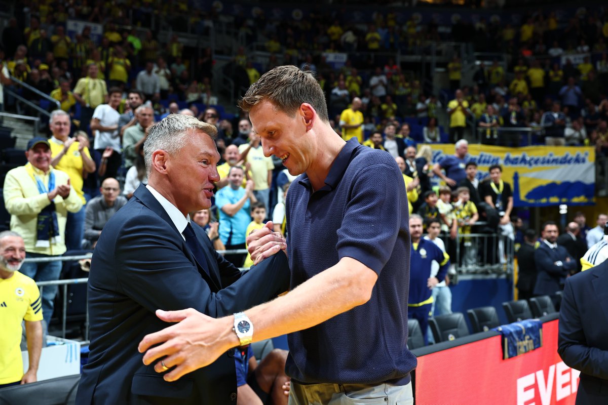 aa_spor's tweet photo. 🏀 Fenerbahçe Tarfin, kariyerini sonlandıran eski basketbolcusu Jan Vesely için Bayern Münih maçı öncesinde veda töreni düzenledi. https://t.co/PqaYs0tNg2