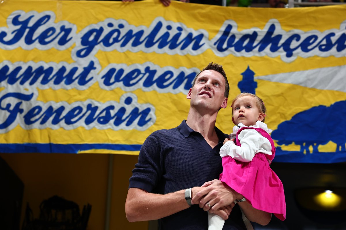 aa_spor's tweet photo. 🏀 Fenerbahçe Tarfin, kariyerini sonlandıran eski basketbolcusu Jan Vesely için Bayern Münih maçı öncesinde veda töreni düzenledi. https://t.co/PqaYs0tNg2