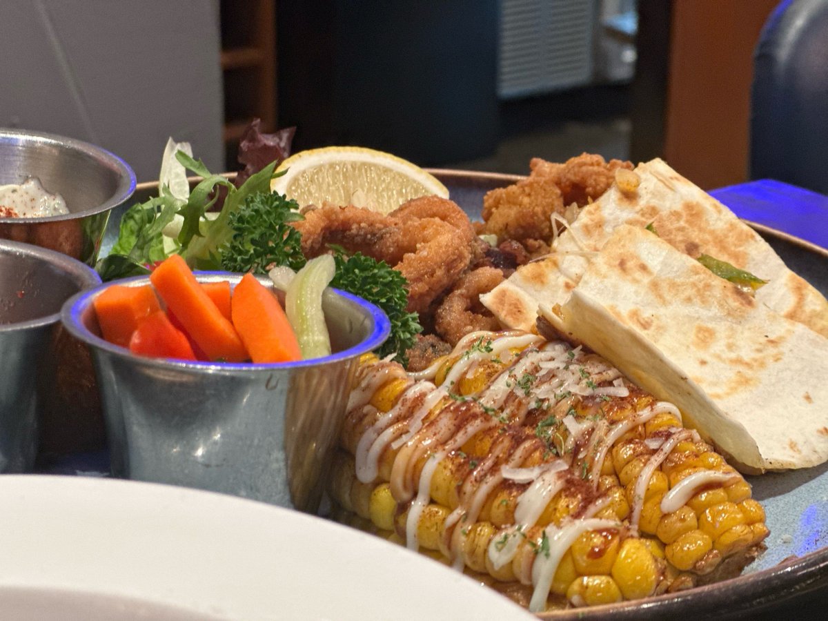0d92b_742's tweet photo. Today’s lunch has rich flavors, with delicate sorghum cakes, crispy breadsticks, and sweet osmanthus pudding—small treats for a happy day! https://t.co/IYUChvXvtv