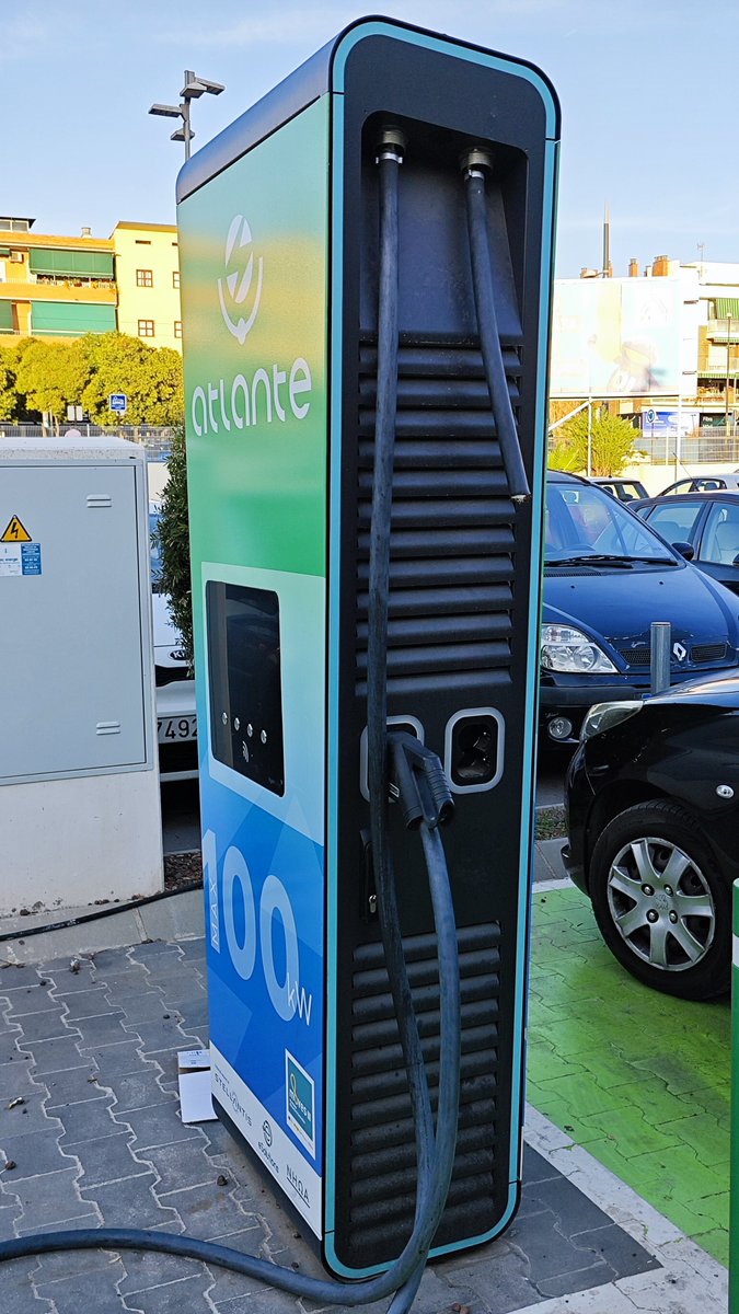 Rondi_Lo's tweet photo. Alguno se habrá comprado un bocadillo con el cobre del cable🤦 https://t.co/ESCeHKH8ty