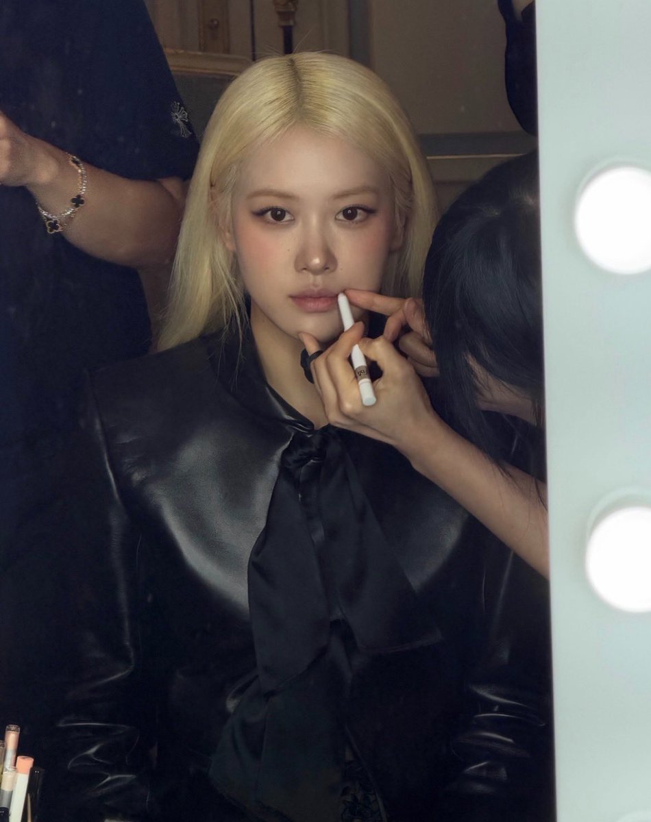 rosespics's tweet photo. ROSÉ OMG https://t.co/DswFIUQKjq