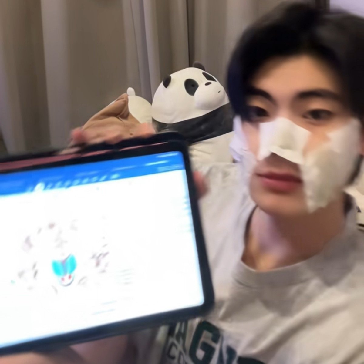 _thanutrot's tweet photo. Wave hugging Thee's panda plushie 🥺🥺🥺🥺🥺🥺🥺🥺🥺 https://t.co/baGE2XgqCn