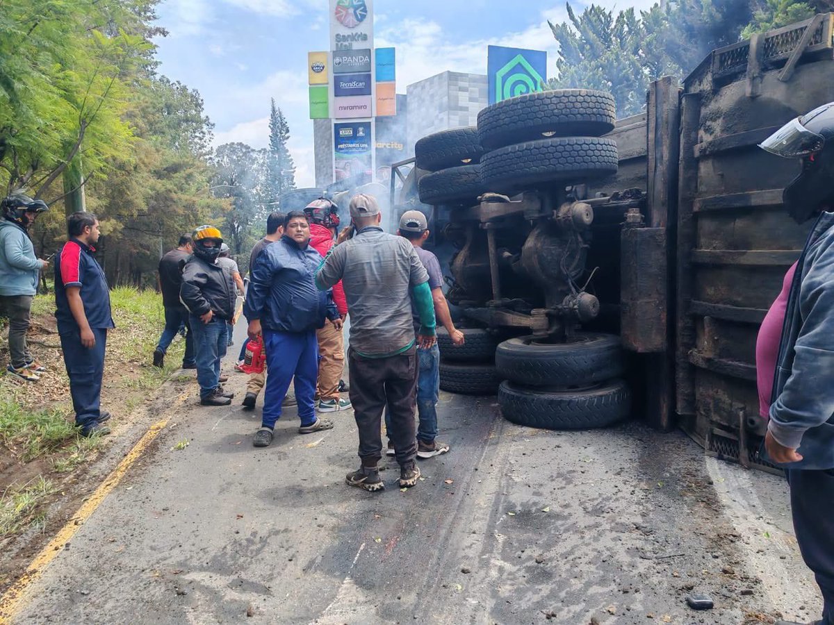 En bulevar principal de Ciudad San Cristóbal están reportando camión volcado. Esto en tramo de Mixco hacia colonia Las Charcas. Hay heridos, informa EMIXTRA.