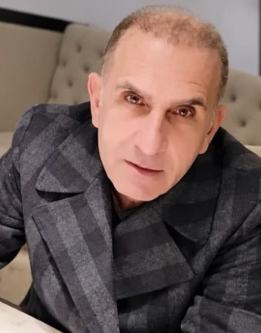 coskuncelik's tweet photo. Gereksiz Bilgi: 
Melis Sütşurup Sandal, Emrah'ın Belalım Benim dizisinde küçük oyuncu olarak oynamıştı...

Ek Gereksiz Bilgi: 
Cihan Sütşurup, Ahmet Kaya'nın ilk albümlerinin çıktığı TAÇ Müzik'in ortağıydı.

Daha da Gereksiz Bilgi: 
Melis Sütşurup Sandal, oyuncu İlker Kaleli'nin kuzeni...

Ultra Gereksiz Bilgi:
Melis Sütşurup Sandal, YouTube'da 1 milyonu aşkın abonesi olan Ali Yiğit Çakır'ın annesi.